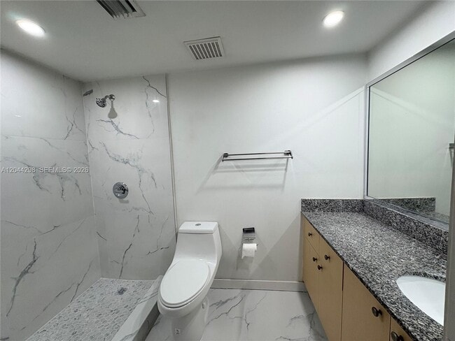 Building Photo - 2490 Centergate Dr
