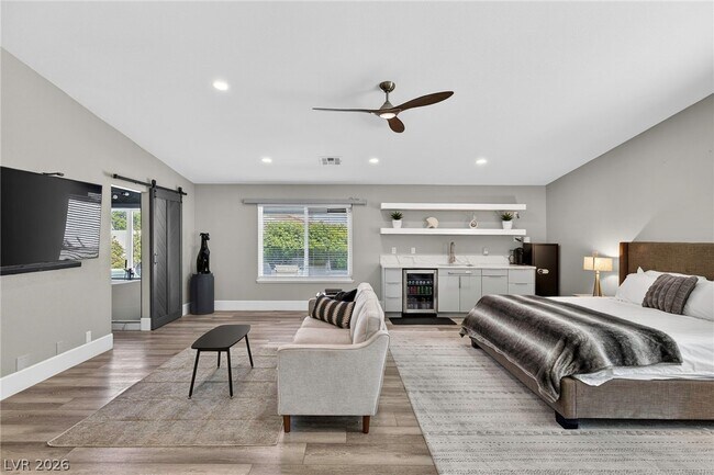 Building Photo - 363 E Robindale Rd