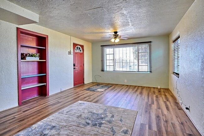 Building Photo - Updated North Downtown 2/bd 1/ba