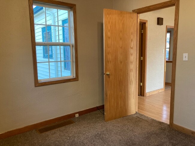 Building Photo - 2 Bedroom House