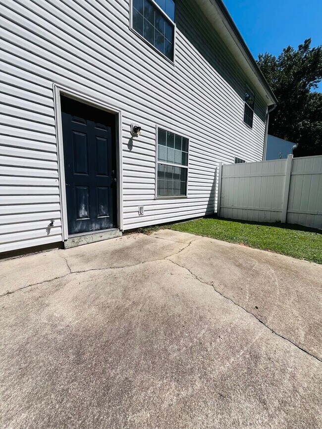 Building Photo - 3 BR/ 2 BA townhome located in Lakeshore E...