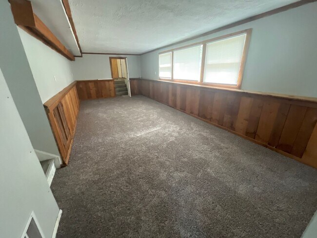 Building Photo - 3 BR 1.5 BA split-level with attached 1 car garage- OPEN HOUSE THIS SATURDAY