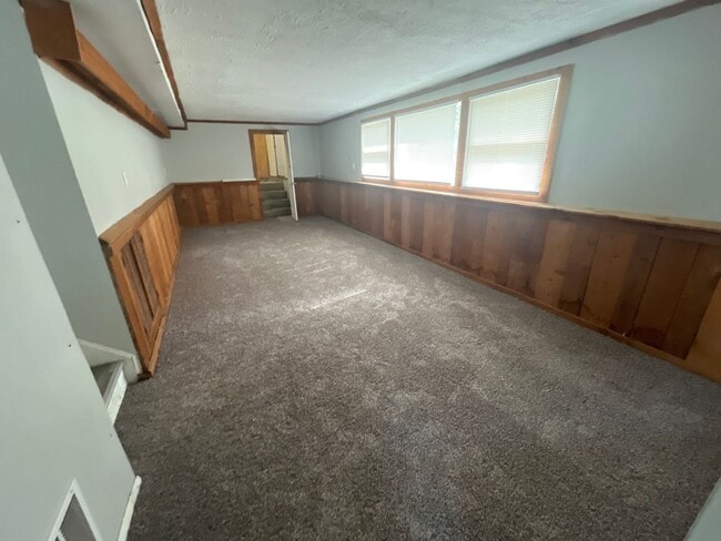 Building Photo - 3 BR 1.5 BA split-level with attached 1 car garage