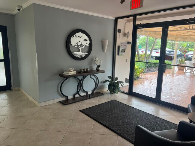 Building Photo - 3300 N Palm Aire Dr