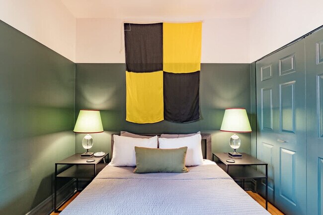 Building Photo - 1708 W Waveland Ave