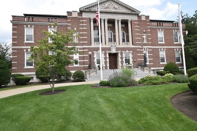 Building Photo - 138 Main St