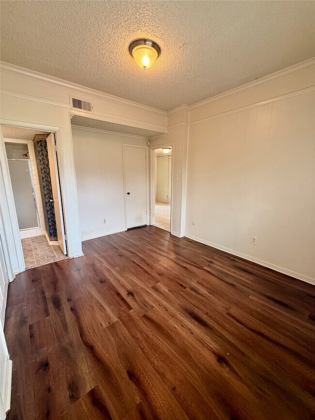 Building Photo - 7700 Creekbend Dr