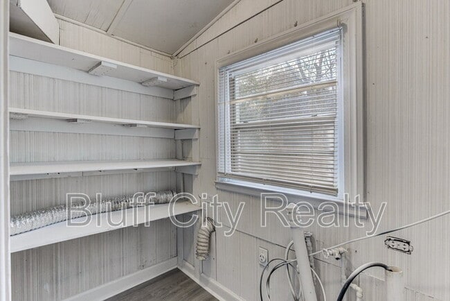 Building Photo - 716 Loeb St