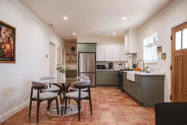 Building Photo - Contemporary New home in Monrovia