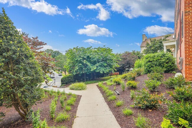 Building Photo - Beautiful 1BR/Loft at Rock Creek Garden Co...