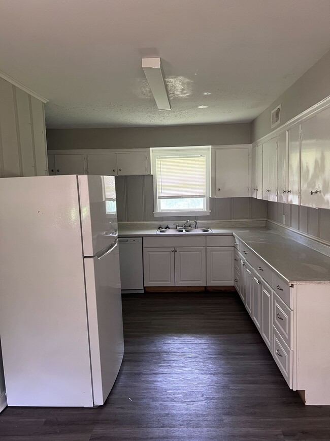 Building Photo - 827 Berwood Dr