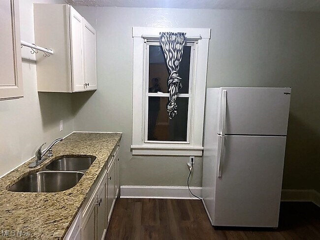 Building Photo - 429 Stinaff St