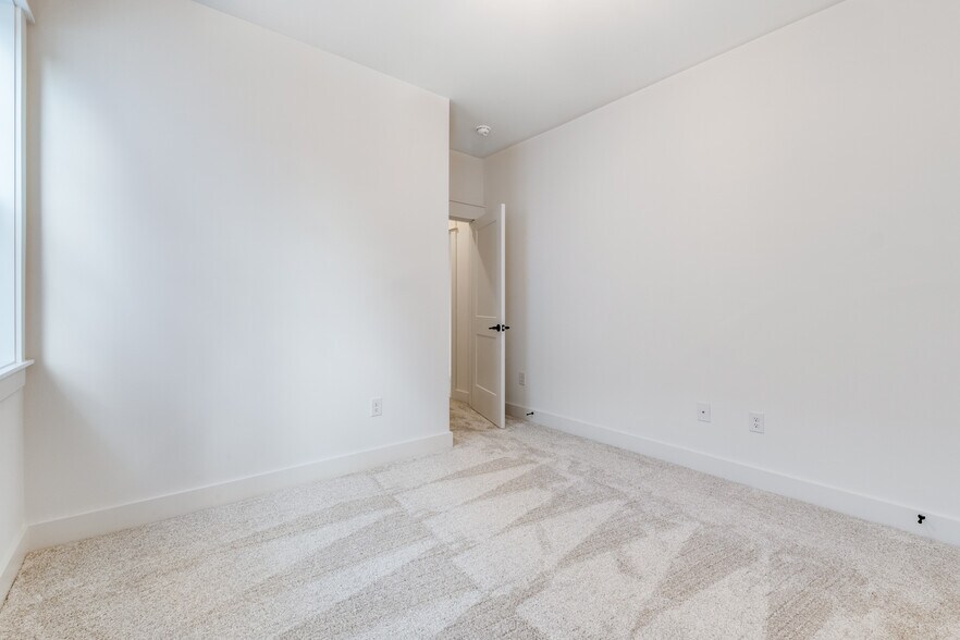Building Photo - 153 Oasis Dr