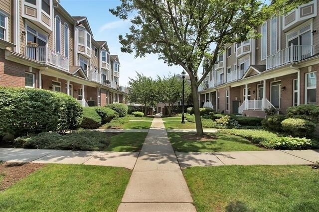Building Photo - 268 Roslyn Ct