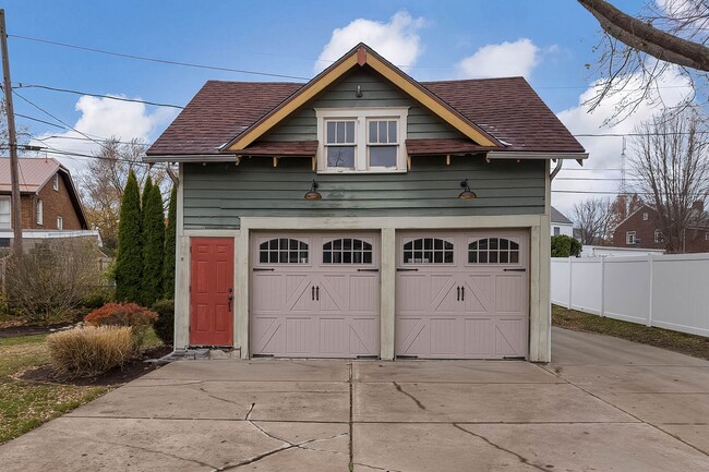 Building Photo - Quaint 4 bedroom Erie Home with Central Air & Garage Parking