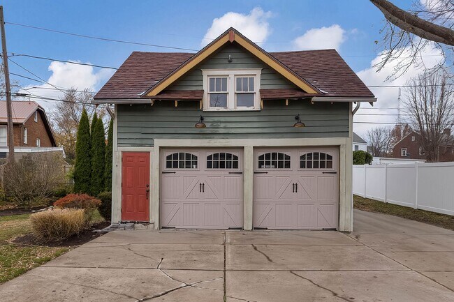 Building Photo - Quaint 4 bedroom Erie Home with Central Air & Garage Parking (Month to Month available)