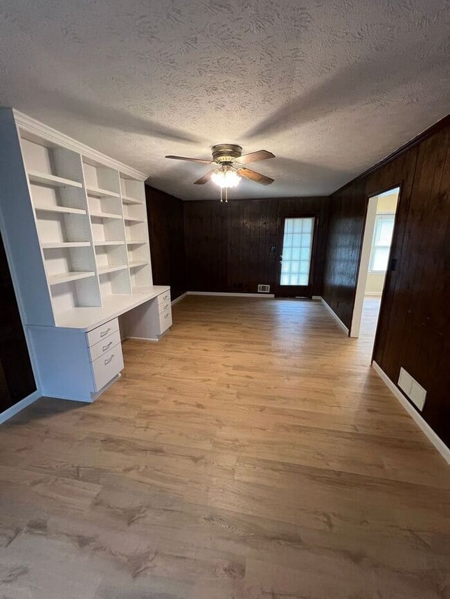 Building Photo - Charming 3 Bedroom, 2 Bath Split-Level Ran...