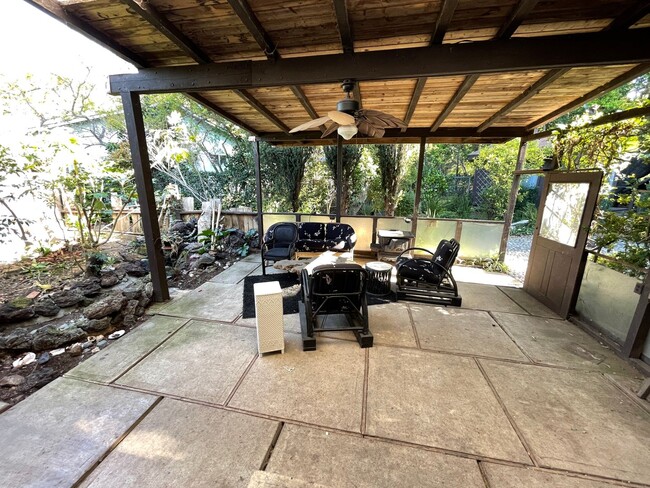 Building Photo - 3 Bedroom, 2 Bath Home On Quiet Street