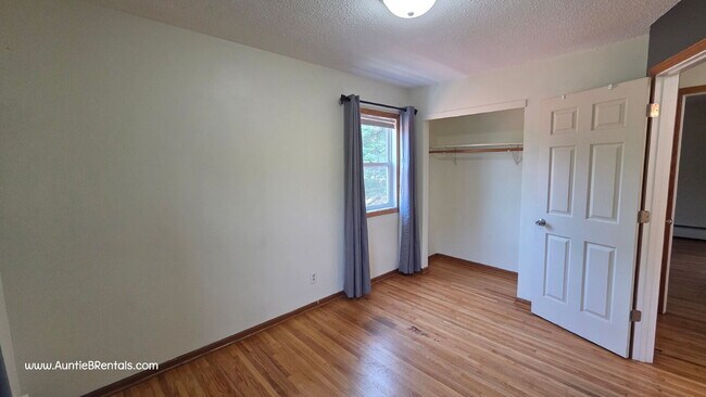 Building Photo - Great 2BR Duplex with a yard, Minneapolis - Bilingual landlords - open to S8