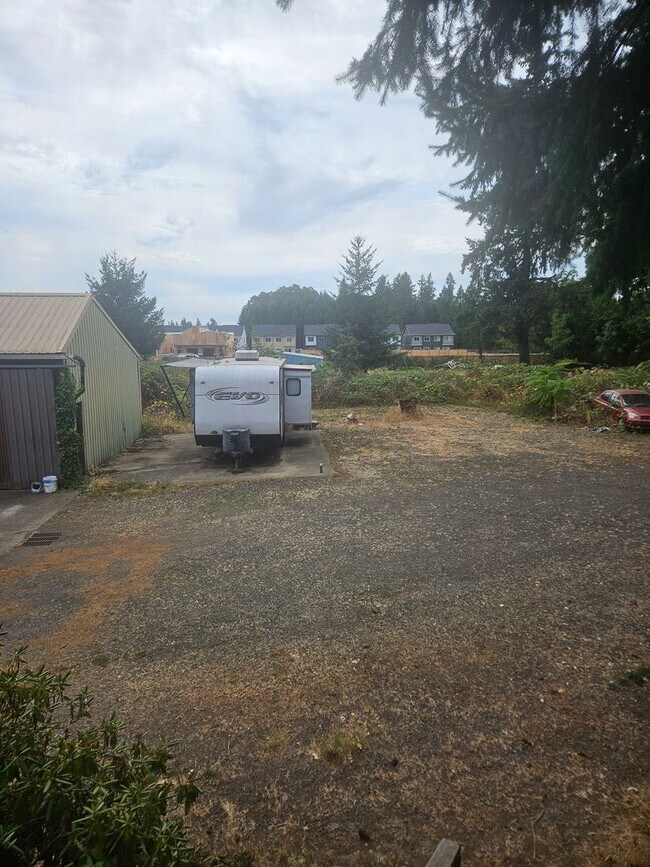 Building Photo - Spacious 4 bedroom/2.5 bath home on 1.5 acres