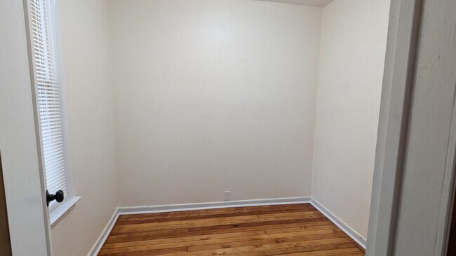 Building Photo - 1636 Manz St