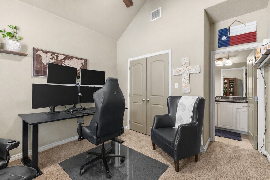 Building Photo - 3825 Silverthorne Ln