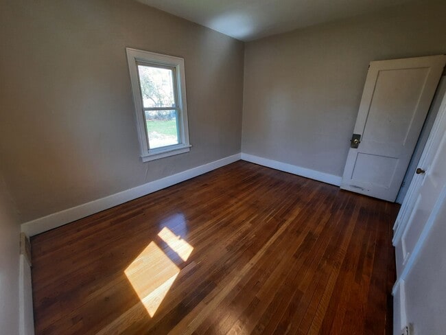 Building Photo - Pet Friendly Home with Fenced Back Yard and Hardwood Floors!