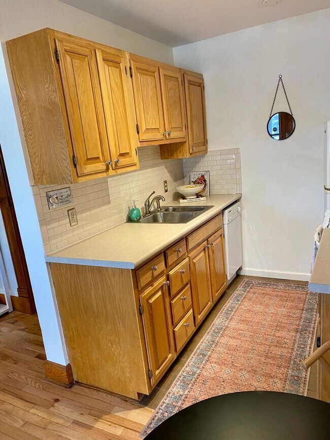 Building Photo - Sunny, Cozy 1 Bedroom Condo - Available for Move-in Now!