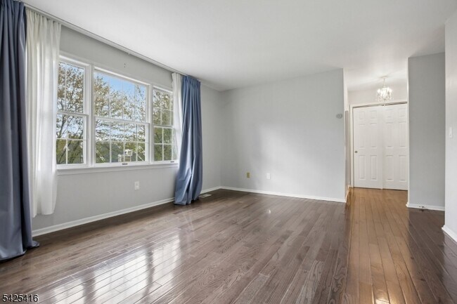 Building Photo - 14 Exeter Rd