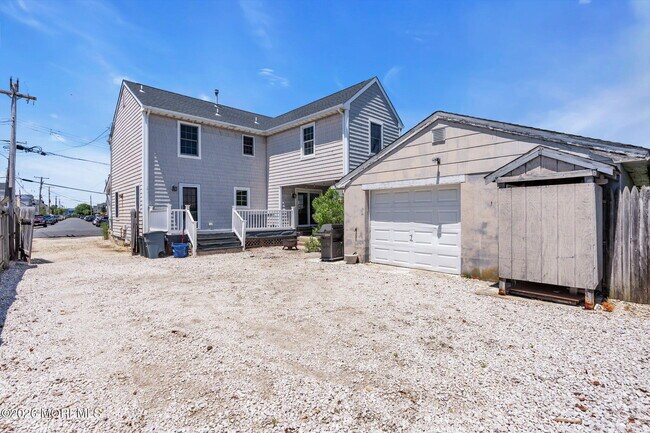 Building Photo - 216 4th Ave