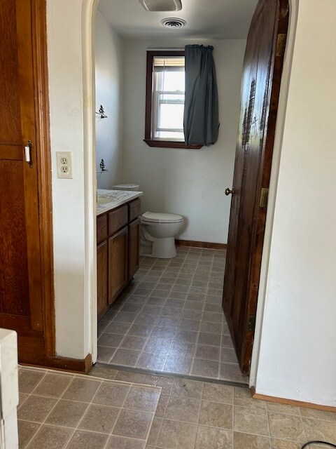 Full bath with shower/tub. - 101B N Mill St