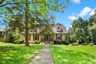 Building Photo - Pet Friendly Three Bedroom!