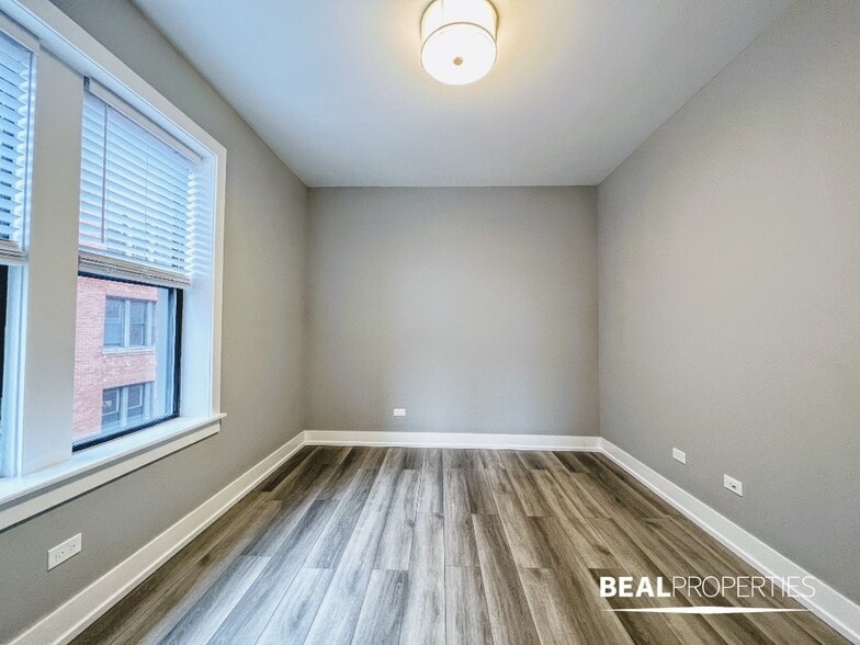 Building Photo - 3935 N Janssen Ave