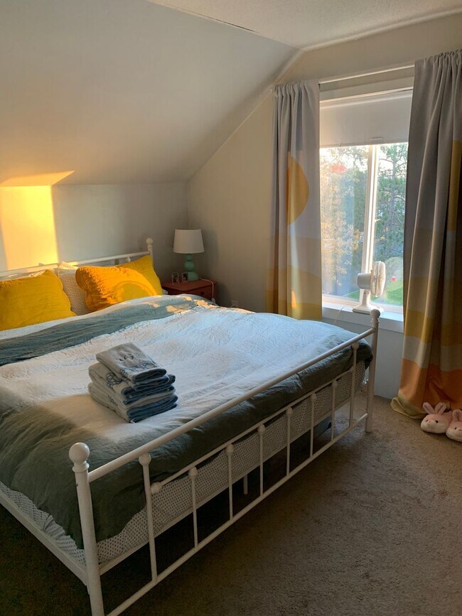 Building Photo - Sunny 2BR Condo in Knightville