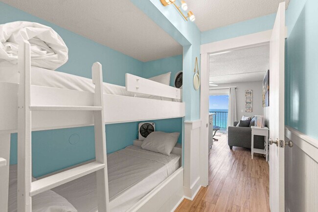 Building Photo - 8743 Thomas Dr