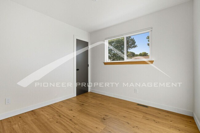 Building Photo - 8762 Chase Dr