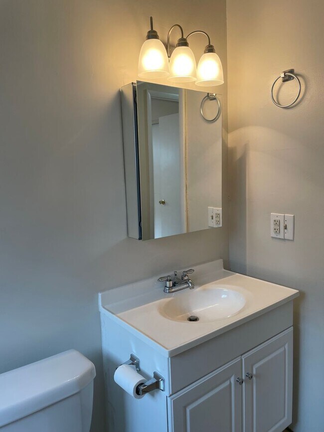 Building Photo - 2 BR IN HYDE PARK WITH OFF STREET PARKING