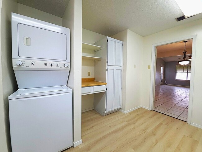 Building Photo - Get ready to fall in love with comfortable, carefree living at Courtyard Condominiums in Tyler, TX!