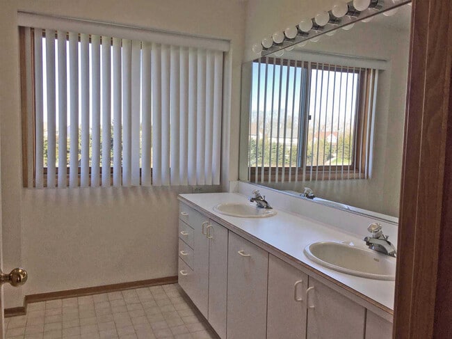 Building Photo - 3240 Bellflower Ct