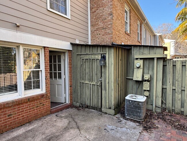 Building Photo - 4605 Hedgemore Dr