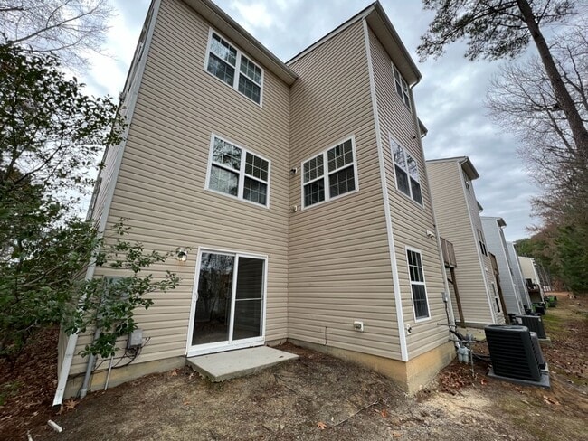 Building Photo - Beautiful Townhouse w/ 1st Floor Bedroom