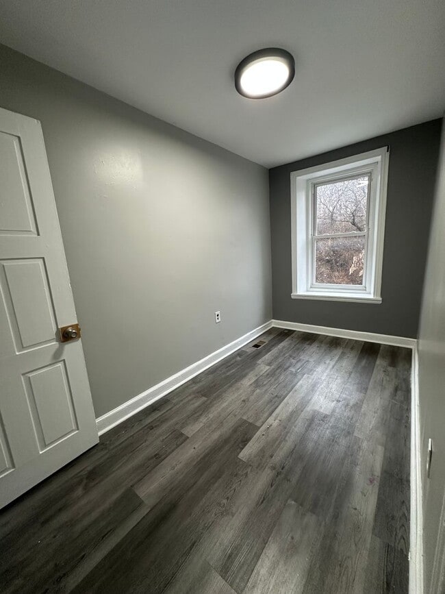 Building Photo - Newly renovated 2 bedroom