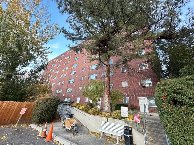 Building Photo - Great Condo in University Heights Now Avai...