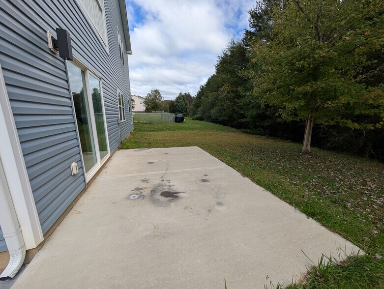 Building Photo - Room in House on Stone Mountain Dr