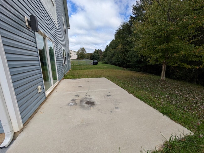 Building Photo - Room in House on Stone Mountain Dr