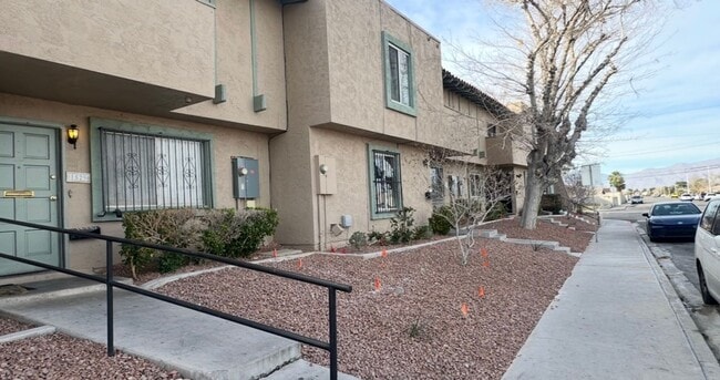 Building Photo - 2 BEDROOMS 1.5 BATHROOM TOWNHOUSE AVAILABLE FOR RENT JONES AND VEGAS DR !!!