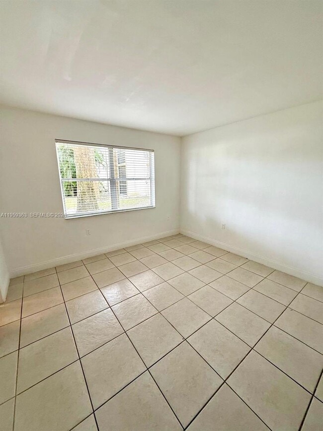 Building Photo - 4205 N University Dr