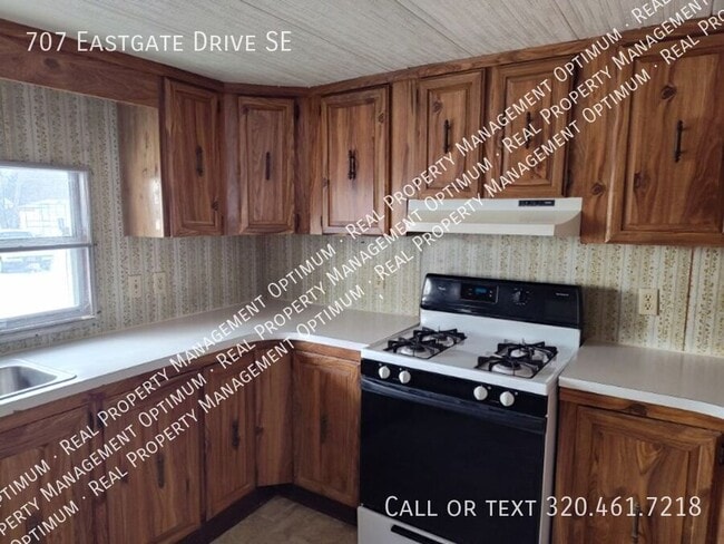 Building Photo - 707 Eastgate Dr SE