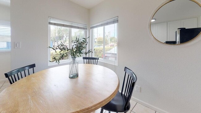 Building Photo - 1605 Diamond St