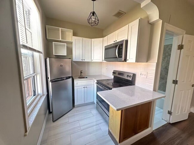 Building Photo - 1828 W Diamond St